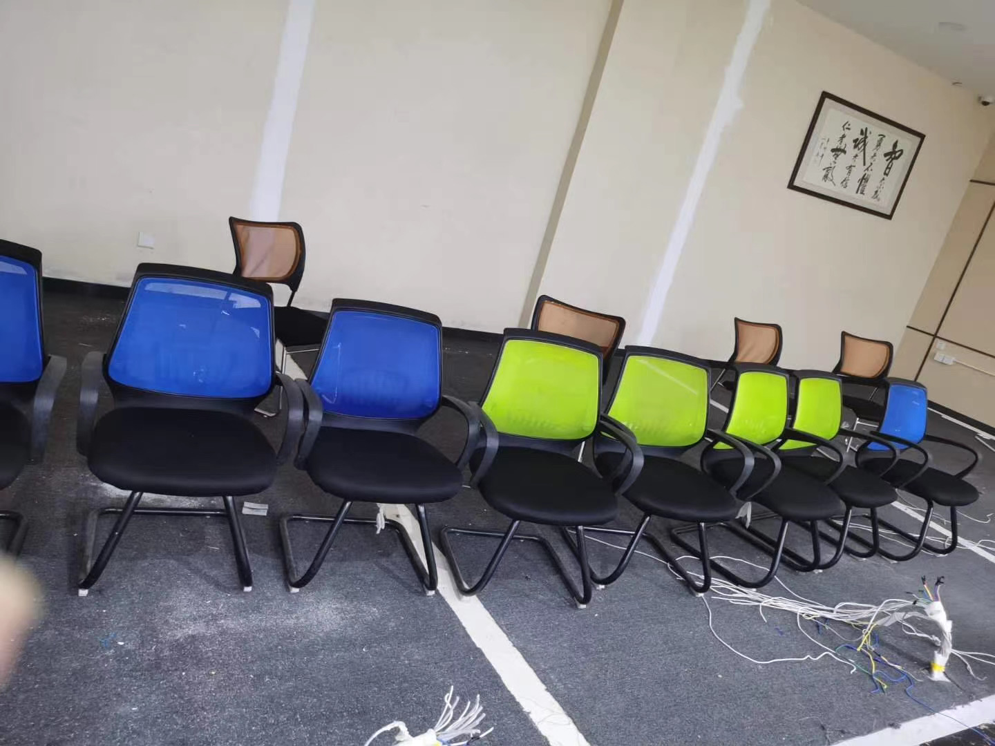 昆明電腦桌、辦公桌回收、辦公椅，及現(xiàn)代家具回收，地毯以及各種辦回收、公用品等
